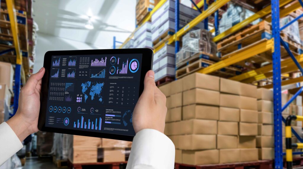 Software de roteirização e monitoramento de entregas em operação logística urbana, destacando mapas de rotas e gestão de frota.